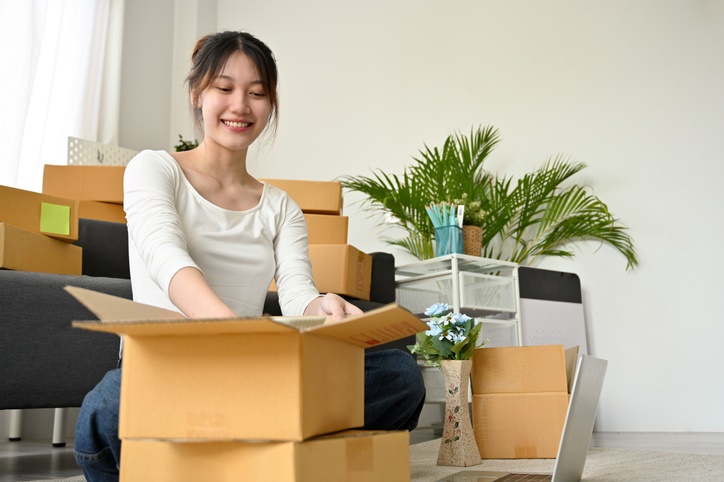 https://www.fivestarstorage.biz/wp-content/uploads/2023/08/Woman-packing-boxes-to-move.jpg
